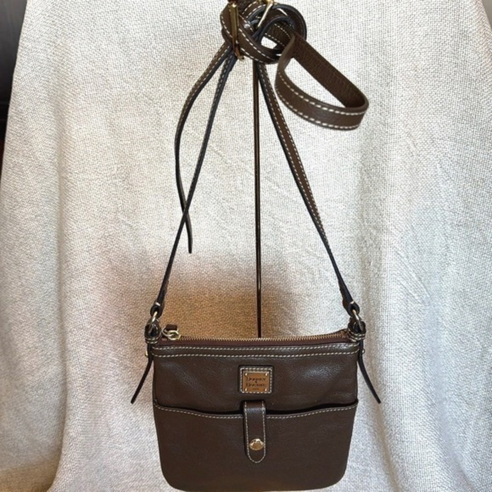 Dooney & Bourke Pebble Grain Letter Carrier Crossbody Brown Leather with COA - Picture 2 of 16